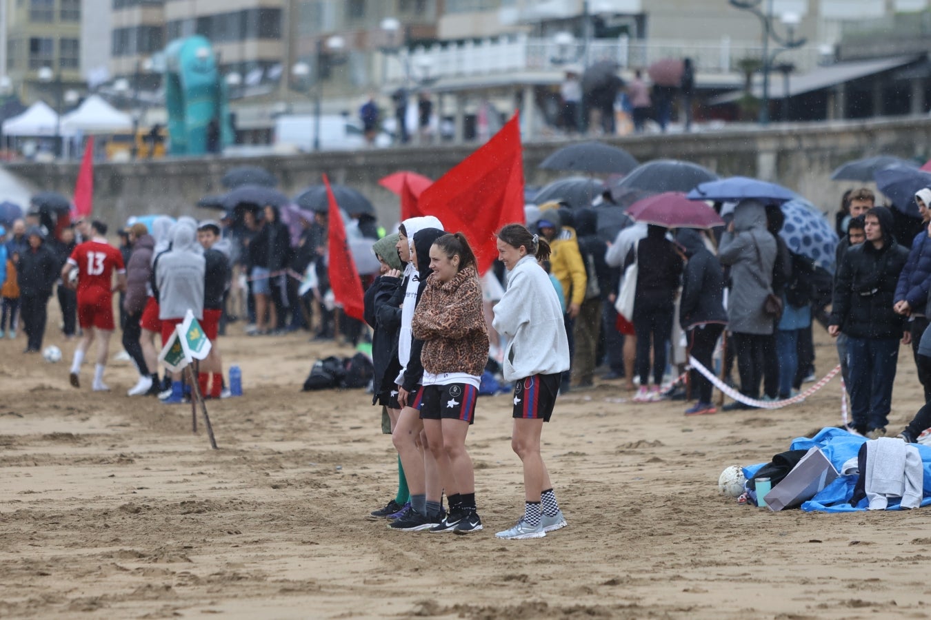 Gran ambiente en las finales del Campeonato de Fútbol Playero de Zarautz