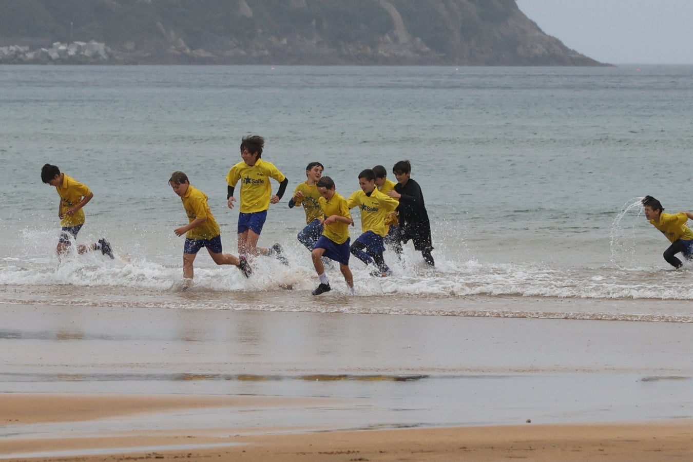 Gran ambiente en las finales del Campeonato de Fútbol Playero de Zarautz