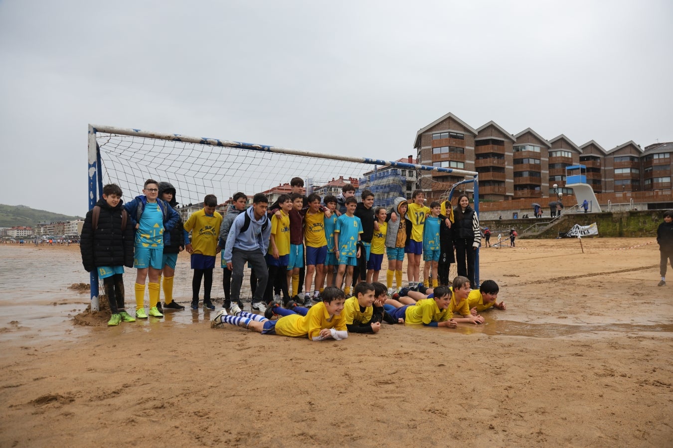Gran ambiente en las finales del Campeonato de Fútbol Playero de Zarautz