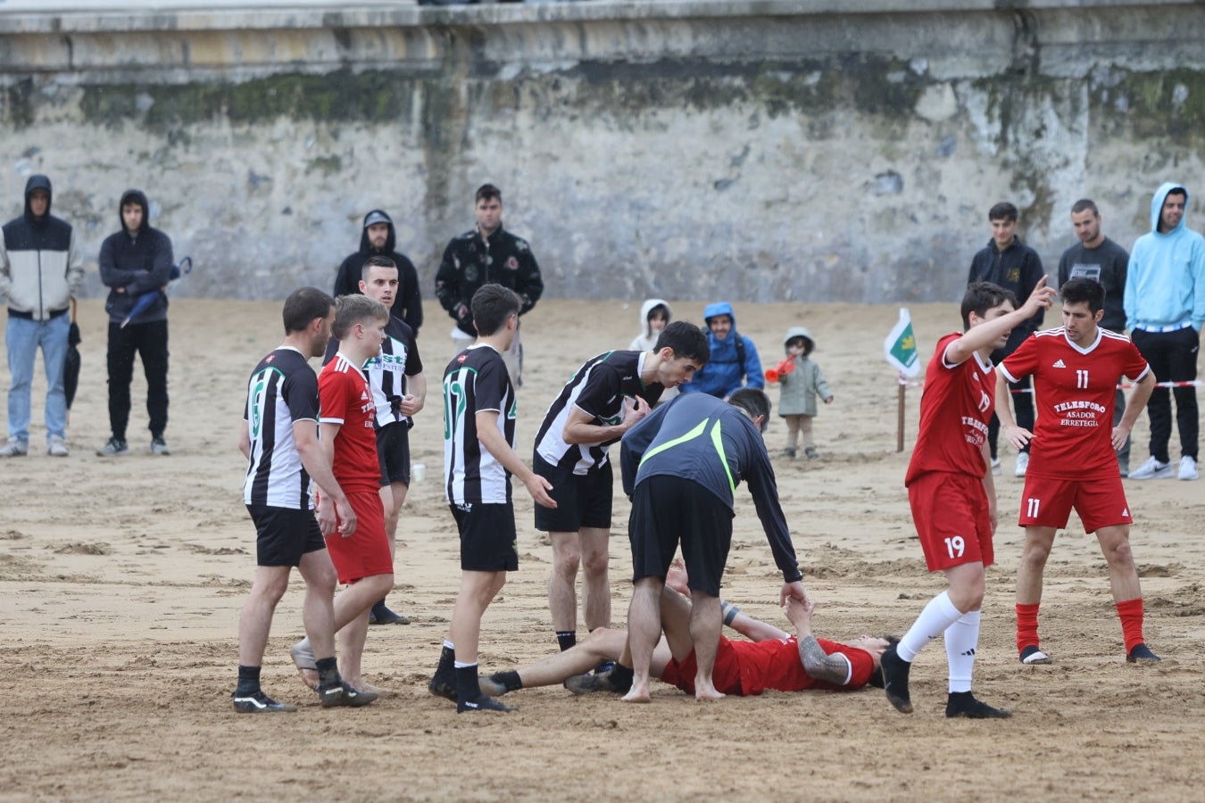Gran ambiente en las finales del Campeonato de Fútbol Playero de Zarautz