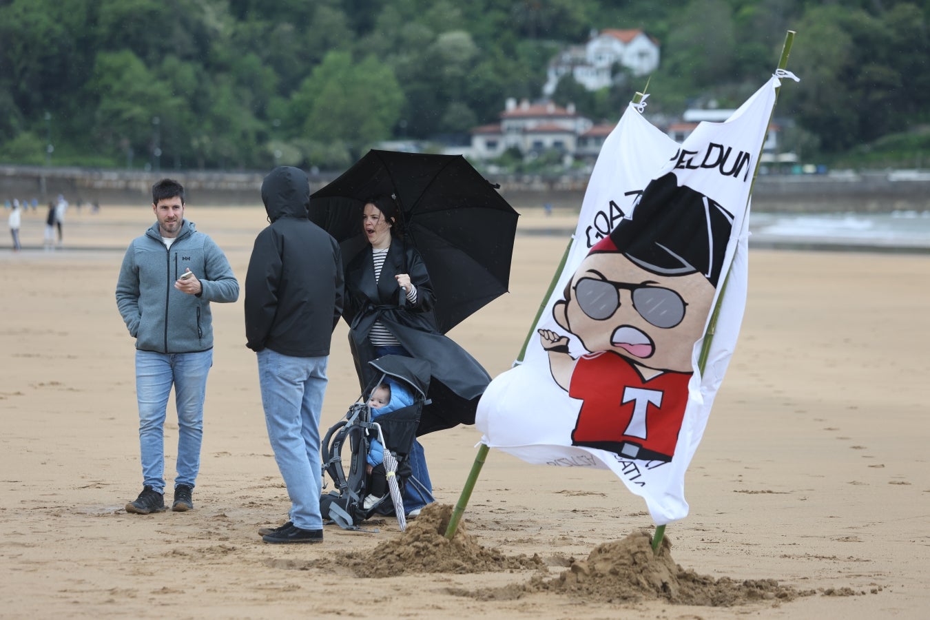 Gran ambiente en las finales del Campeonato de Fútbol Playero de Zarautz