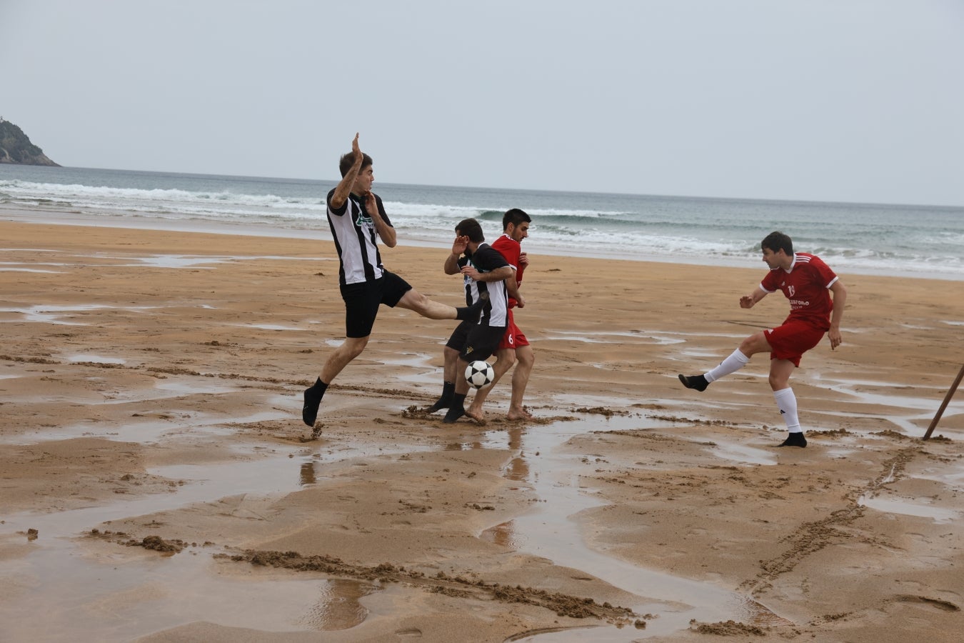 Gran ambiente en las finales del Campeonato de Fútbol Playero de Zarautz