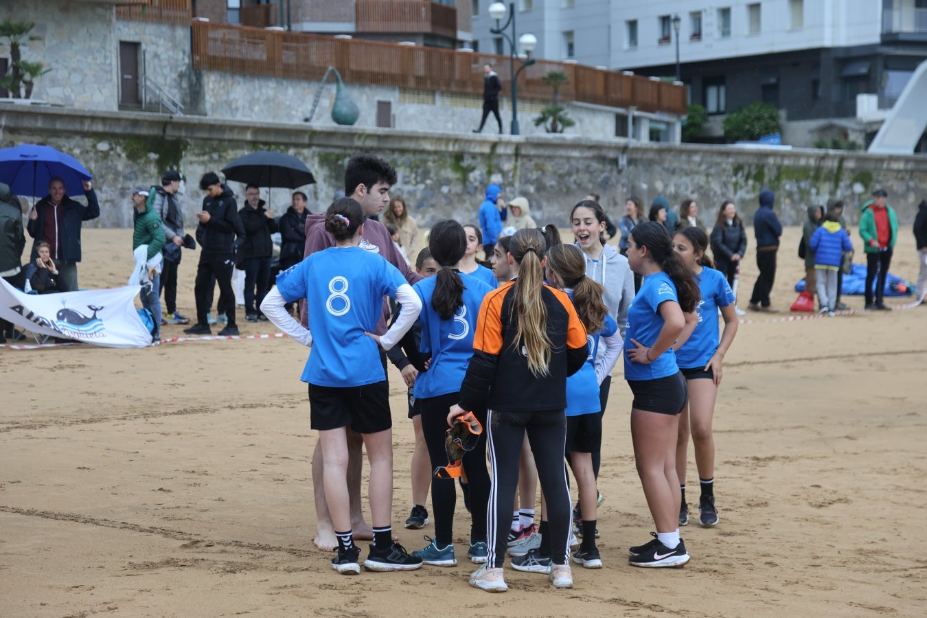 Gran ambiente en las finales del Campeonato de Fútbol Playero de Zarautz