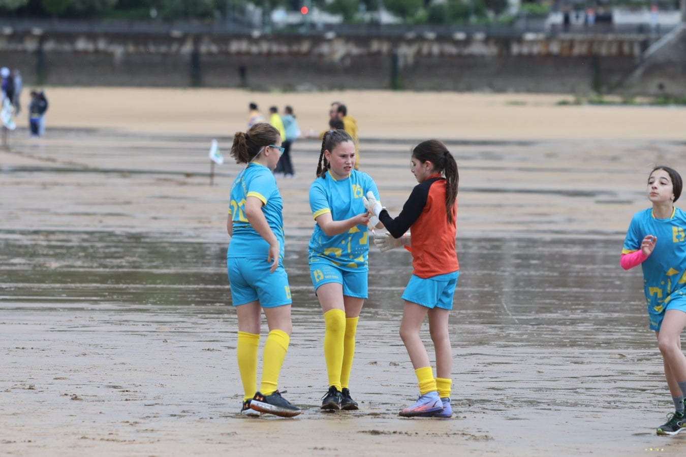 Gran ambiente en las finales del Campeonato de Fútbol Playero de Zarautz