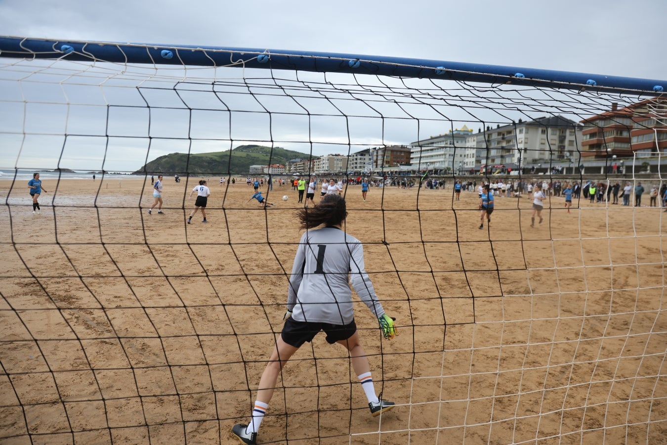 Gran ambiente en las finales del Campeonato de Fútbol Playero de Zarautz