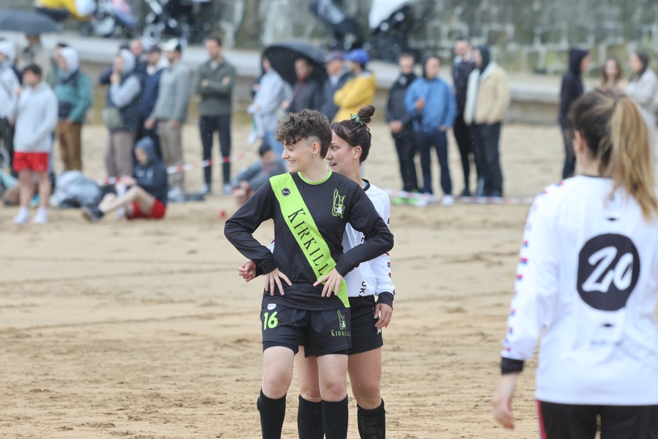 Gran ambiente en las finales del Campeonato de Fútbol Playero de Zarautz