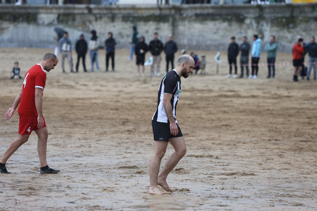Gran ambiente en las finales del Campeonato de Fútbol Playero de Zarautz