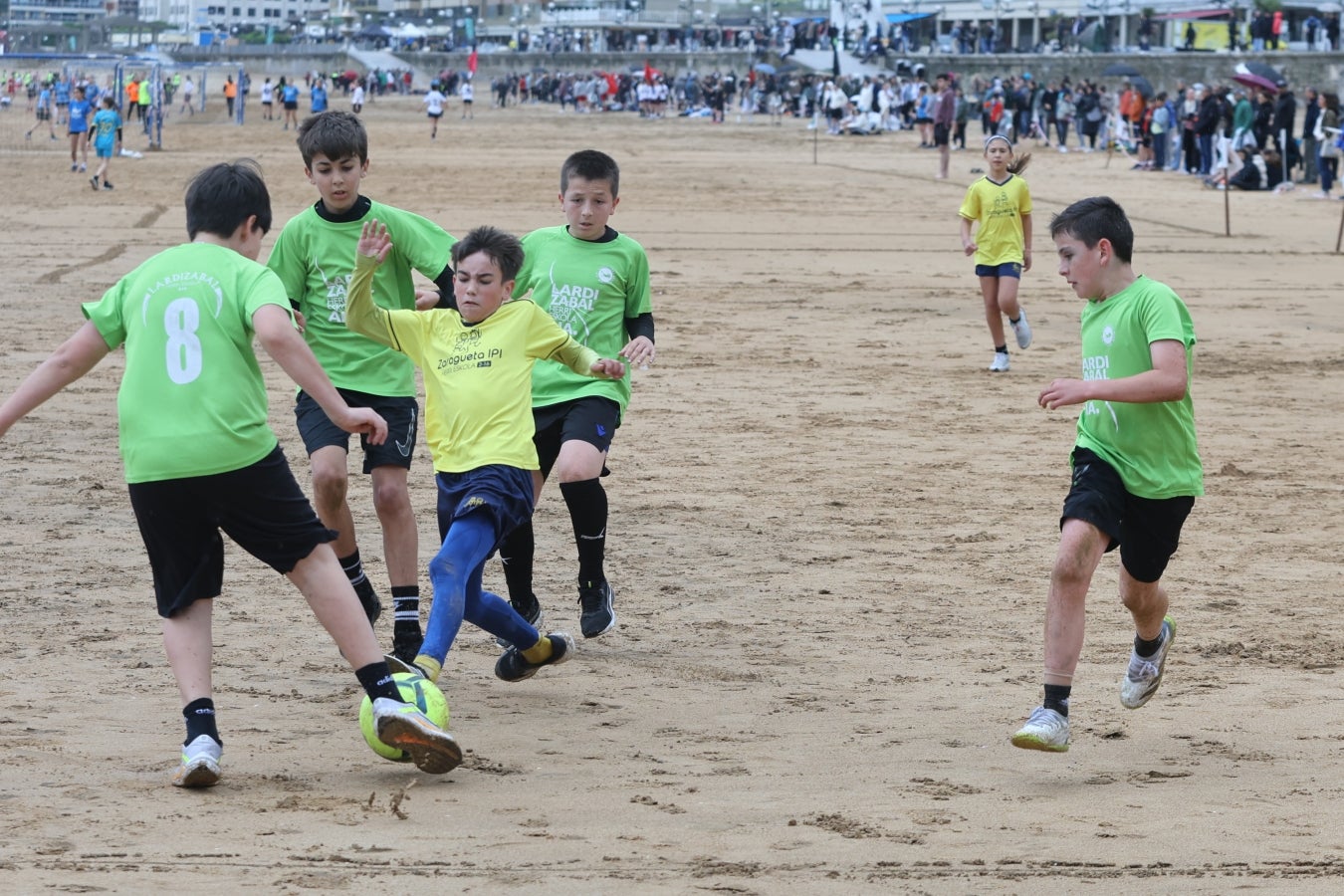 Gran ambiente en las finales del Campeonato de Fútbol Playero de Zarautz