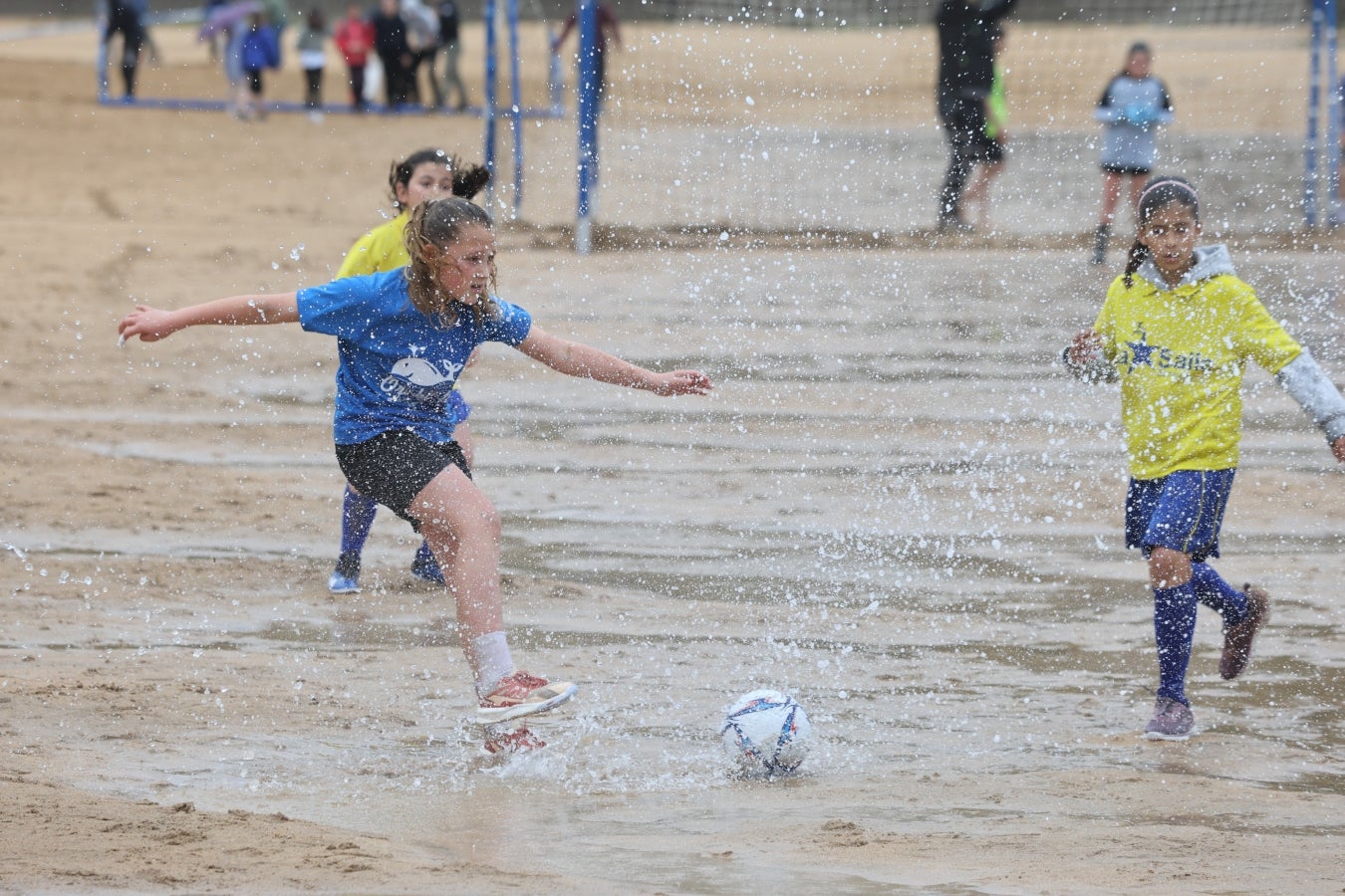 Gran ambiente en las finales del Campeonato de Fútbol Playero de Zarautz
