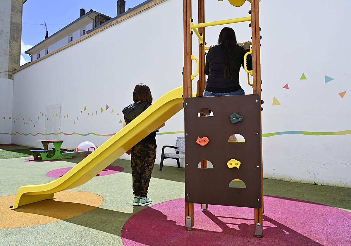 Ana y Jennifer posan de espaldas, para que sus hijas no les reconozcan, en el patio para niños que hay en la cárcel de Martutene, donde pasan este Día de la Madre.