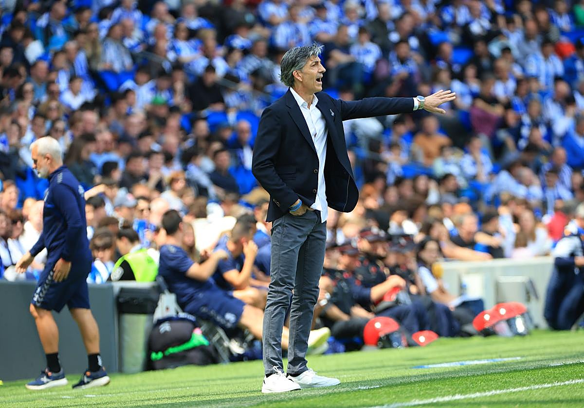 Imanol corrige alguna posición.