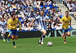 Turrientes avanza con el balón.