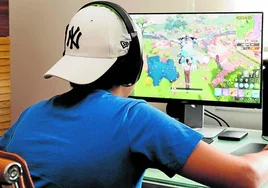 Un adolescente delante de la pantalla jugando a un videojuego. p