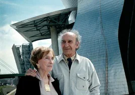 Eduardo Chillida, con su esposa Pilar en el Guggenheim en 1999