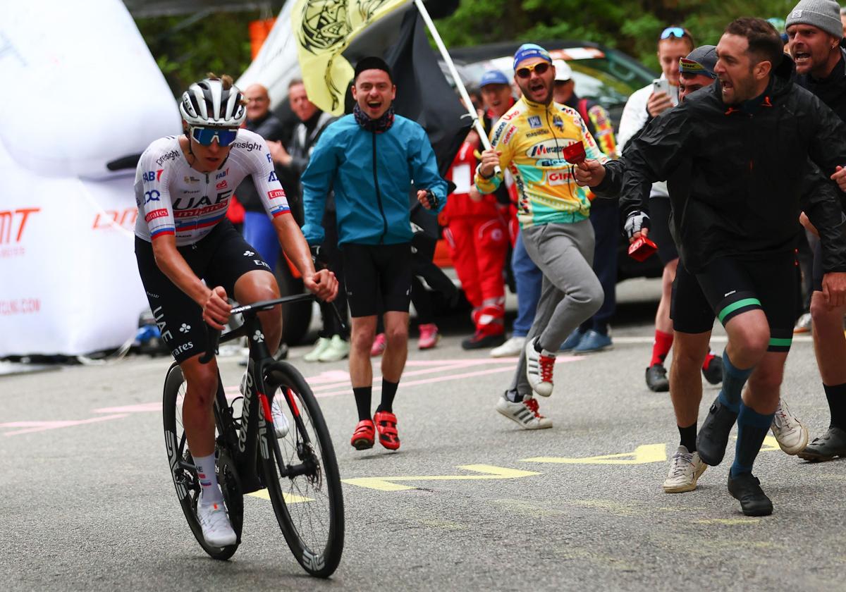 Tadej Pogacar, en su ascensión a Oropa animado por seguidores del recordado Marco Pantani.