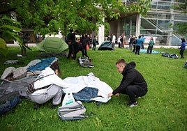 Estudiantes del campus de Ibaeta preparaban esta tarde la acampada en apoyo a Palestina.