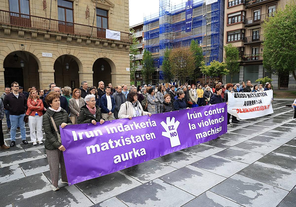 Numerosos vecinos e instituciones se reunen en la plaza San Juan para mostrar su repulsa por lo ocurrido y su apoyo a la víctima