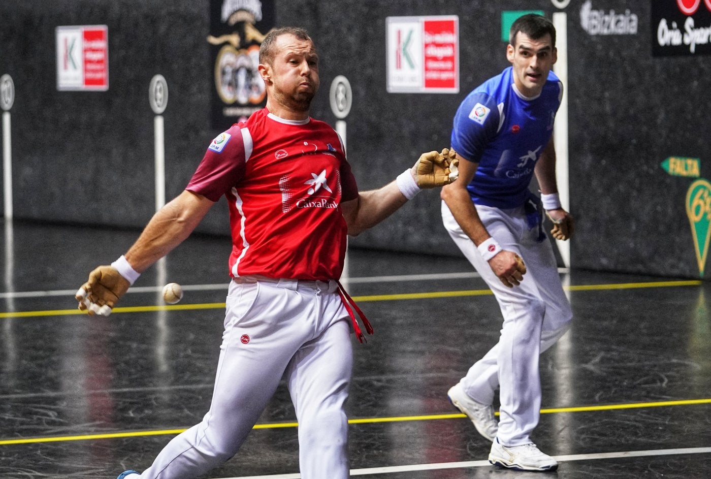 Aitor Elordi pega un derechazo el domingo en el Bizkaia. Abajo, Olaizola II celebra su triunfo en 2013.