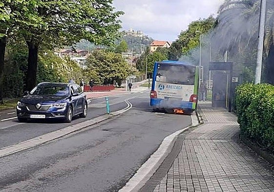 El fuego se ha desatado en la parte trasera del vehículo debido a un fallo eléctrico.