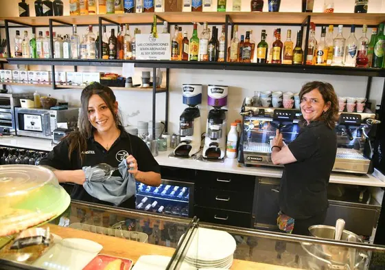Yael y Jule, en la gastroteka Bossa de Eibar, donde están contratando a personal.