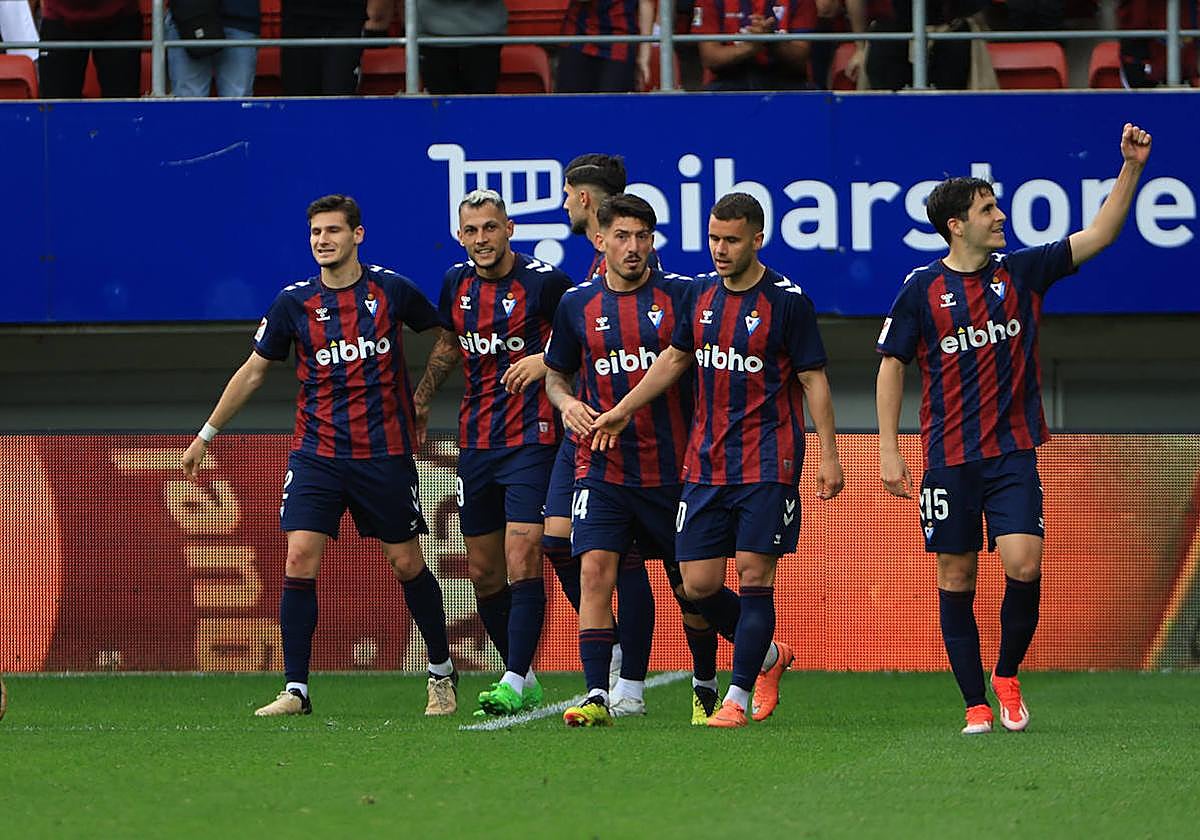 Los jugadores del Eibar celebran uno de los goles marcados al Amorebieta.