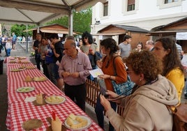 Cientos de amantes del queso participaron en la cata del concurso popular.