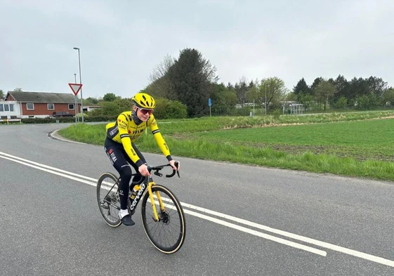 Jonas Vingegaard, sobre la bici por primera vez, en una imagen difundida por su equipo.