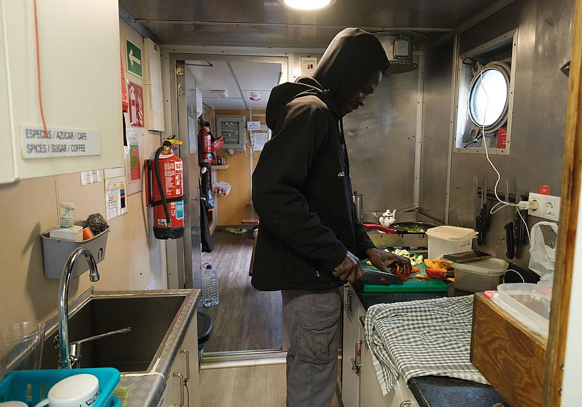 Alpha, uno de los voluntarios, preparando un plato en la cocina del 'Aita Mari'.