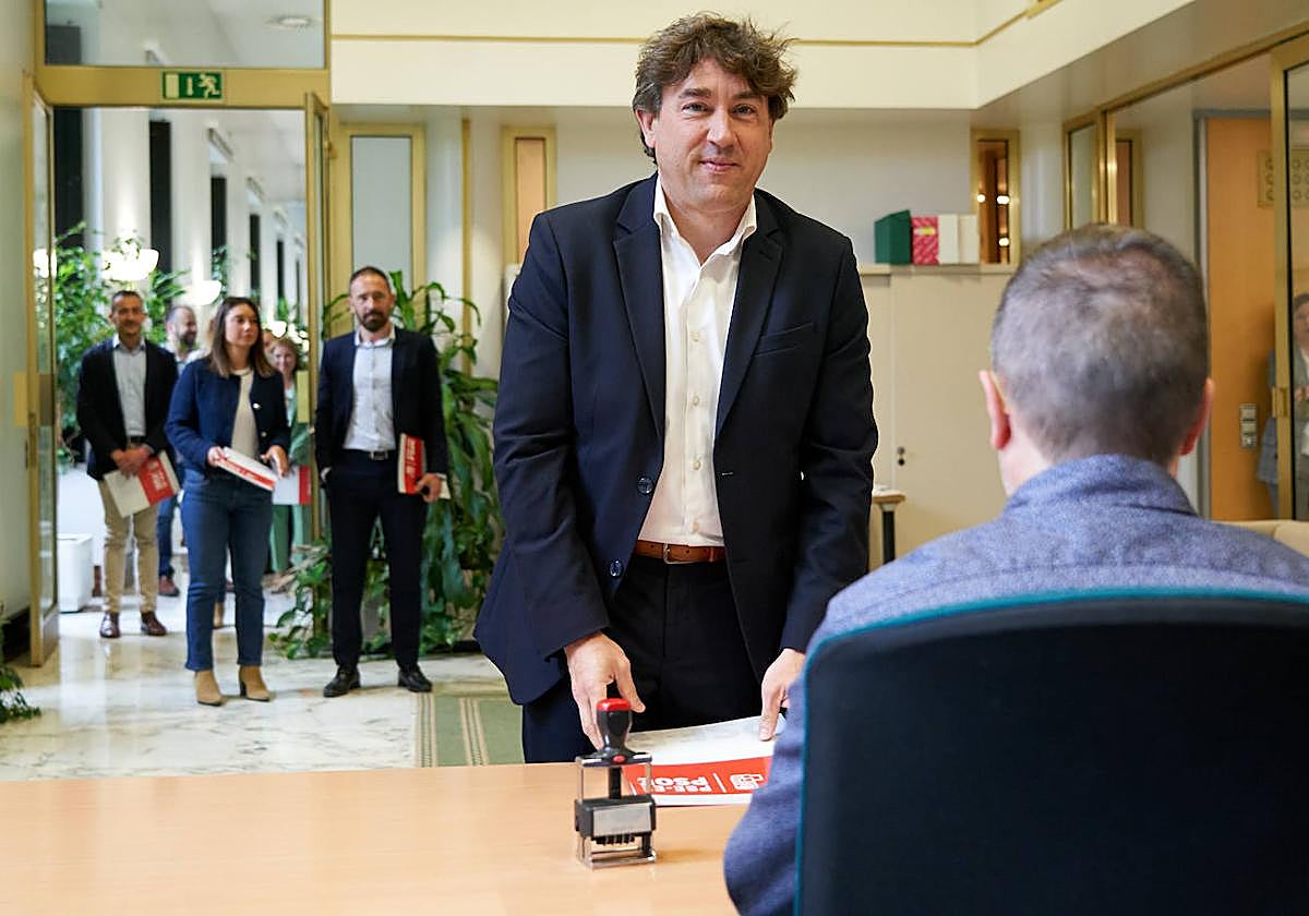 Eneko Andueza y el resto de parlamentarios del PSE se acreditan en el Parlamento Vasco.