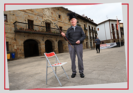 Jose Luis Kortabarria jeneralaren makilarekin eta bikornioarekin, Antzuolako Herriko plazan.