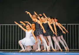 Uno de los grupos de danza de la escuela durante su actuación en el festival Emusik del pasado fin de semana.