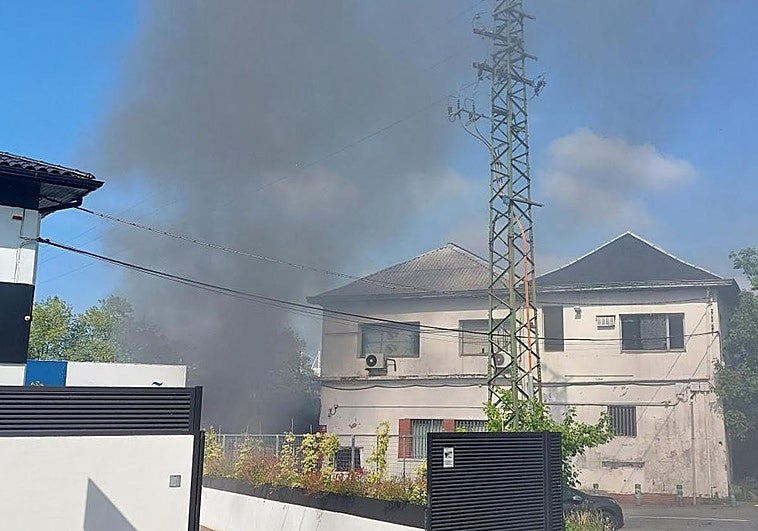 El incendio se ha desatado en un pabellón okupado de Irun.
