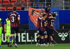 Konrad de la Fuente es alzado por Vencedor tras marcar el 5-0 del domingo contra el Amorebieta.