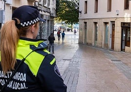 Una policía local, de patrulla por el centro.