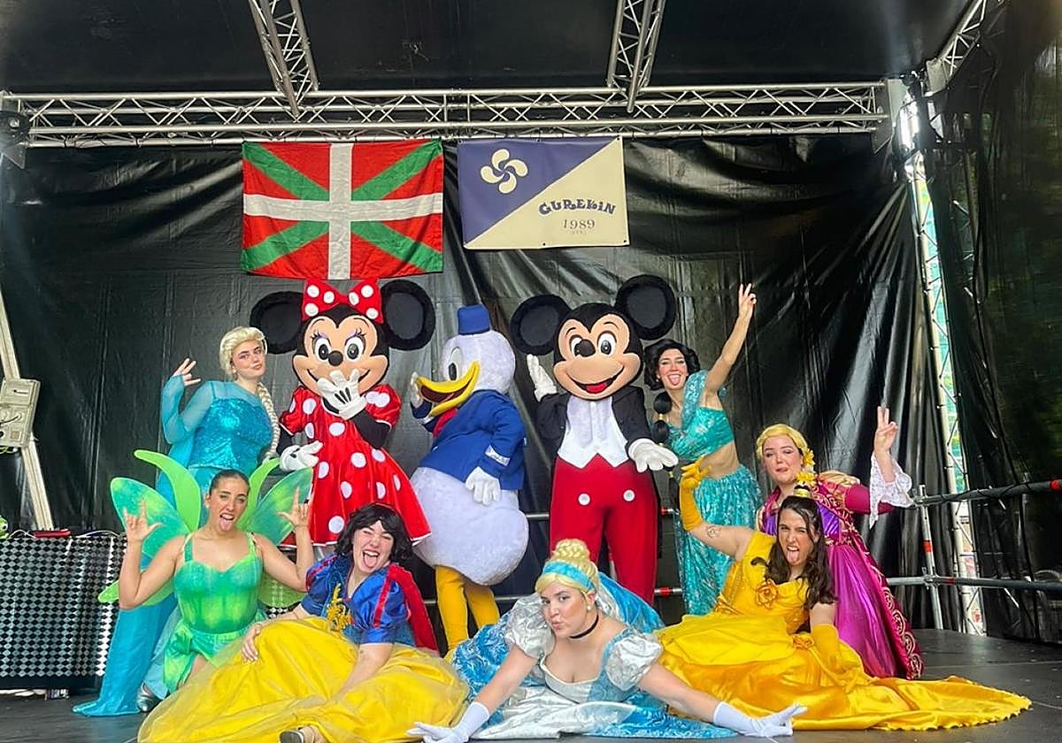 Los personajes infantiles pusieron la buena cara al mal tiempo.