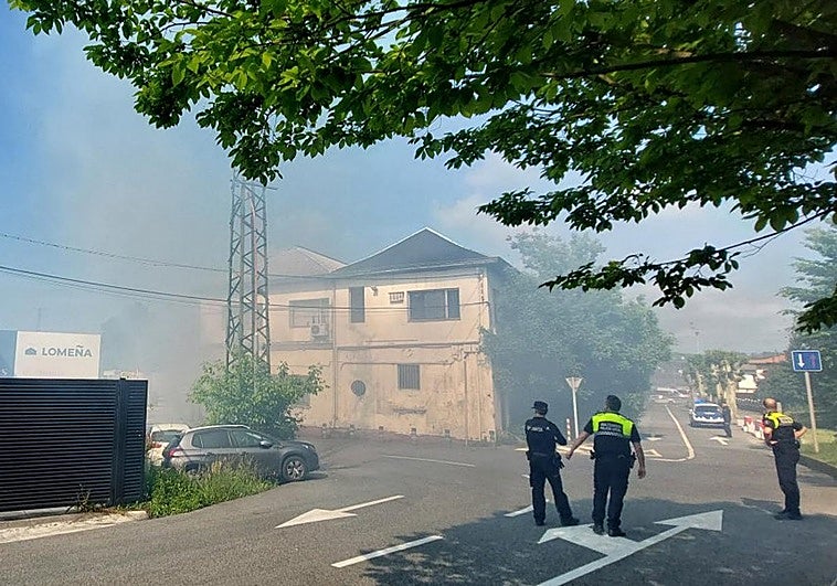 El incendio se desató por la tarde en un pabellón okupado de Irun.