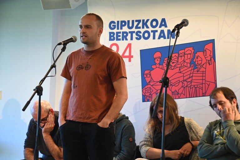 Jon Gurrutxaga bertsolaria izan zen garaile Altzoko saioan.
