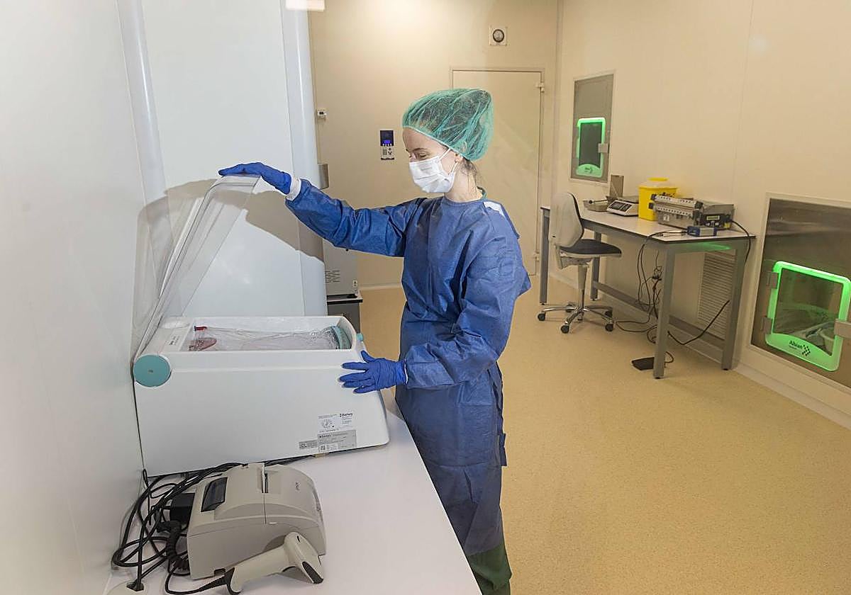 Una sanitaria trabaja dentro de la sala blanca de la nueva unidad de terapias avanzadas del Hospital Universitario Donostia.