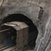 Grieta surgida en la entrada del túnel de Gaintxurizketa, que está en obras.