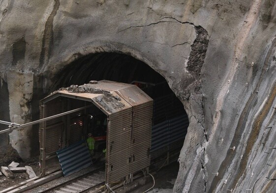 Grieta surgida en la entrada del túnel de Gaintxurizketa, que está en obras.