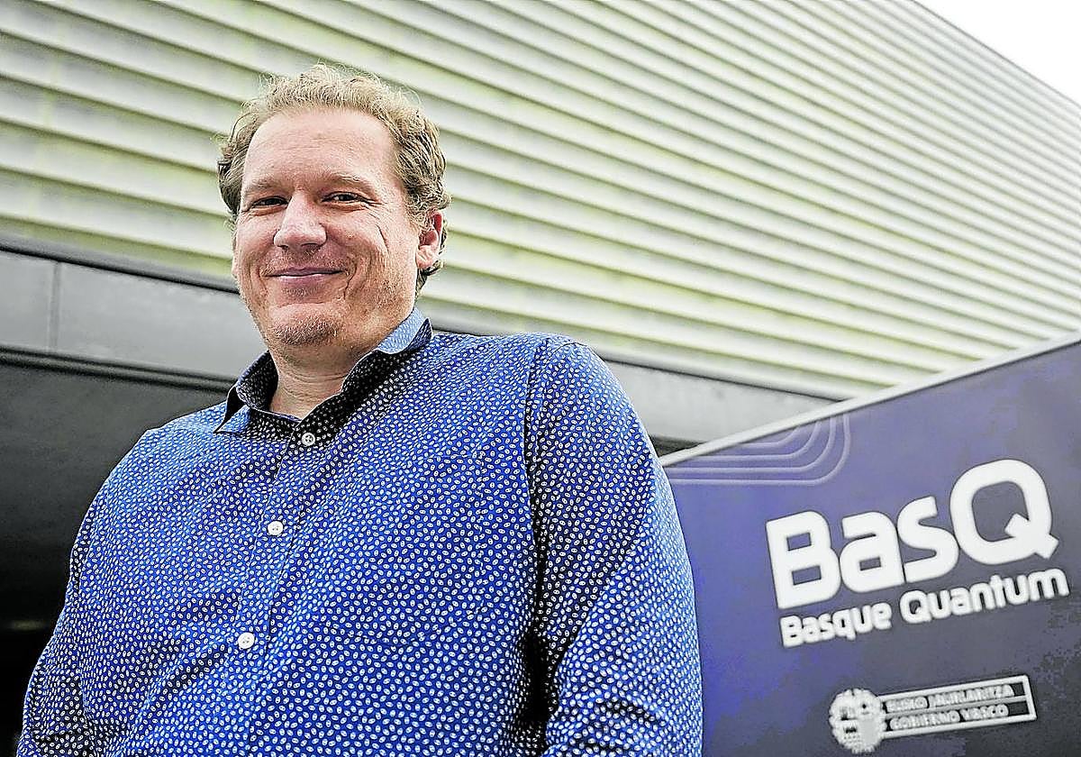Jay Gambetta, junto al Kursaal de SanSebastián, sede de la conferencia Quantum Matter.