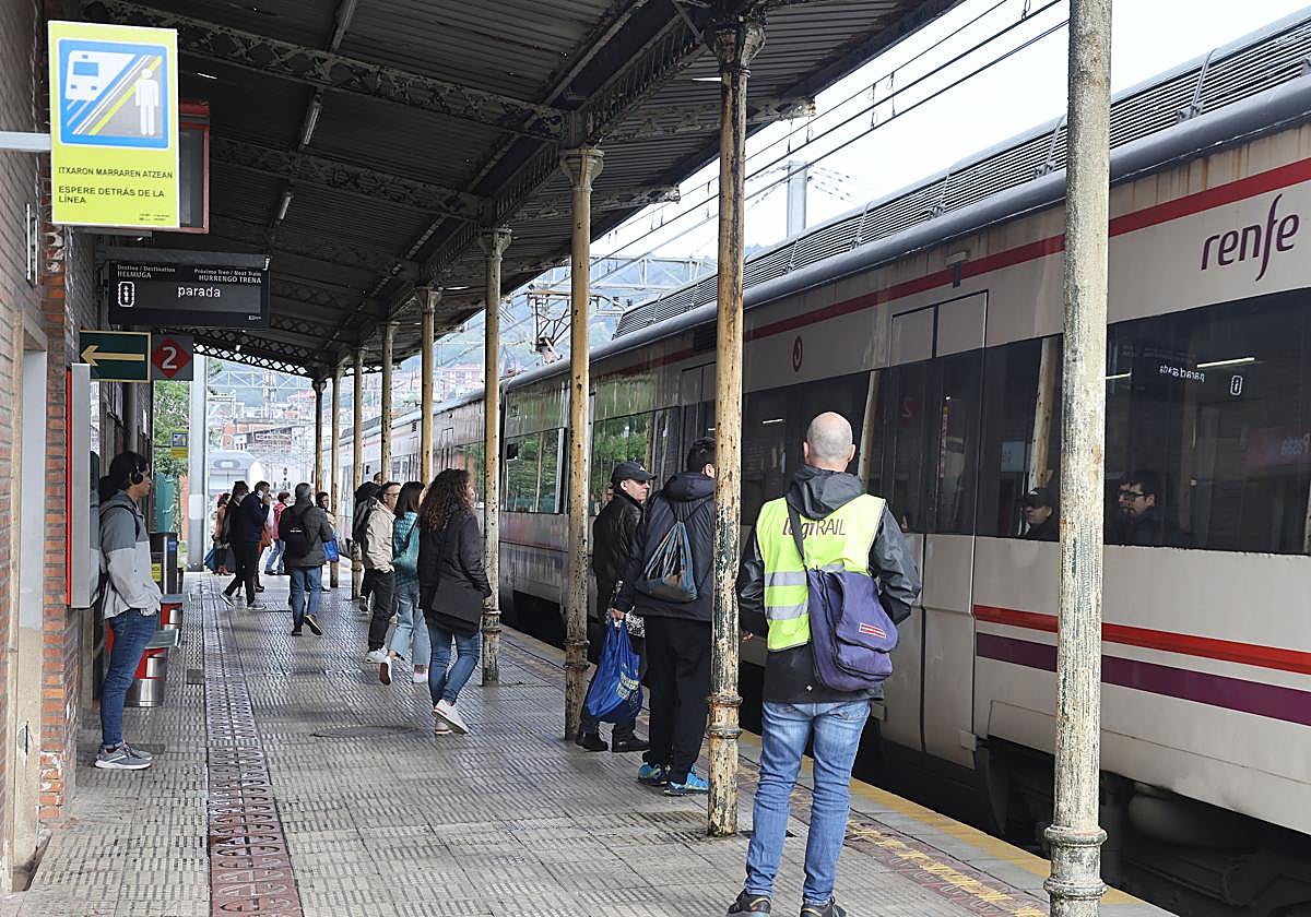Usuarios de Renfe suben al tren este miércoles en la estación de Pasaia.