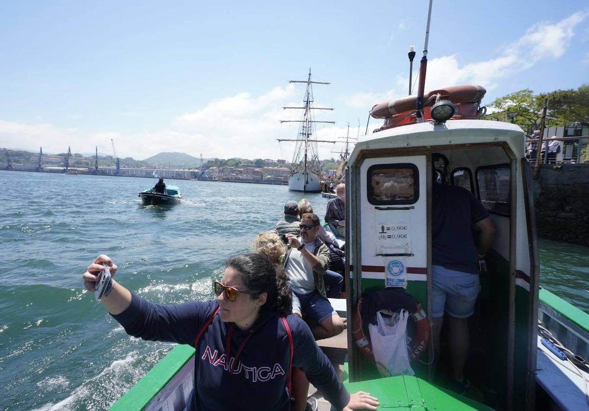 Unos visitantes en al motora de Pasaia durante la pasada edición del festival.