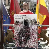 El diseñador guipuzcoano Ángel Blanco posa en el balcón del Ayuntamiento de Pamplona con su obra.