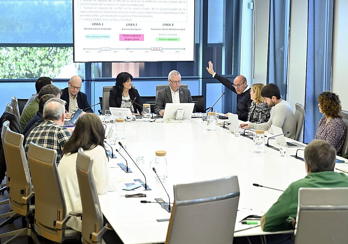 El diputado Jose Ignacio Asensio y el experto en Salud Pública de Biogipuzkoa, Jesus Ibarluzea, presentando el estudio en las Juntas Generales de Gipuzkoa.