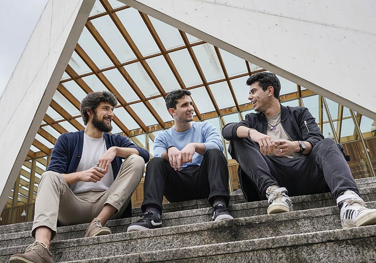 Complicidad. Aritz, Julen y Jon, tres de los alumnos que serán reconocidos esta tarde en el edificio Carlos Santamaría.