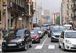 El Centro de Donostia vivió momentos de colapso ayer por la alta afluencia de vehículos franceses.