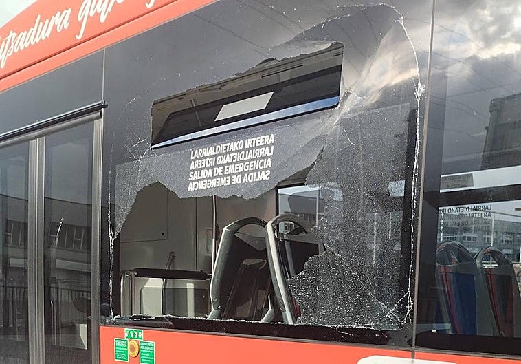 Así quedó una de las ventanillas tras la segunda agresión producida este pasado martes.