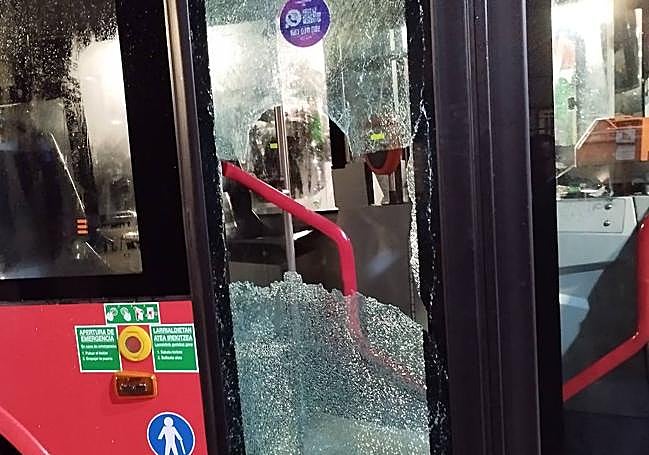 El agresor destrozó el cristal delantero el domingo.