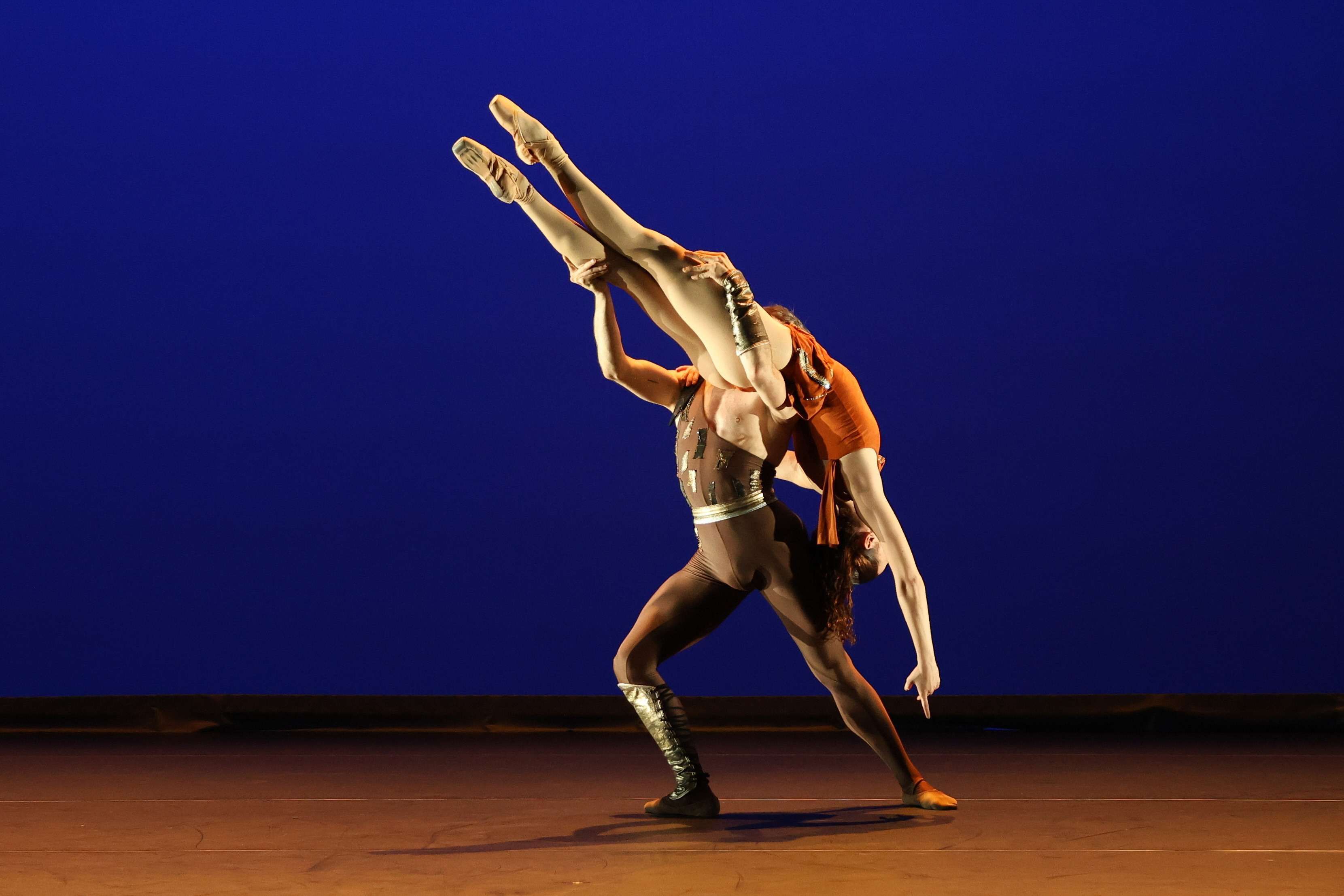 Dantzaren inguruko ikerketa artistikoak partekatzeko topaketa